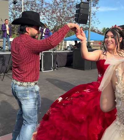 Quinceanera baile en fiesta de quinceanos con padrinos